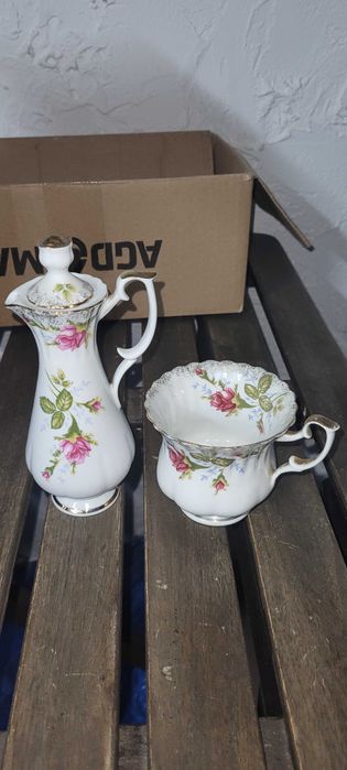 Porcelanowa karafka i filiżanka