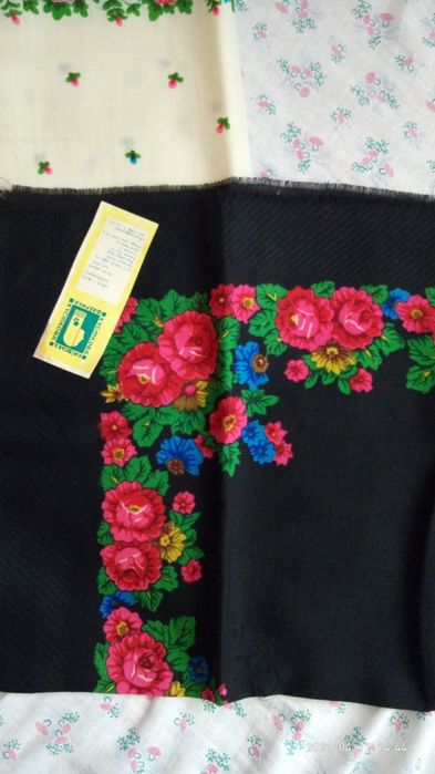 Продам платки шерстяные.Черные и белые.