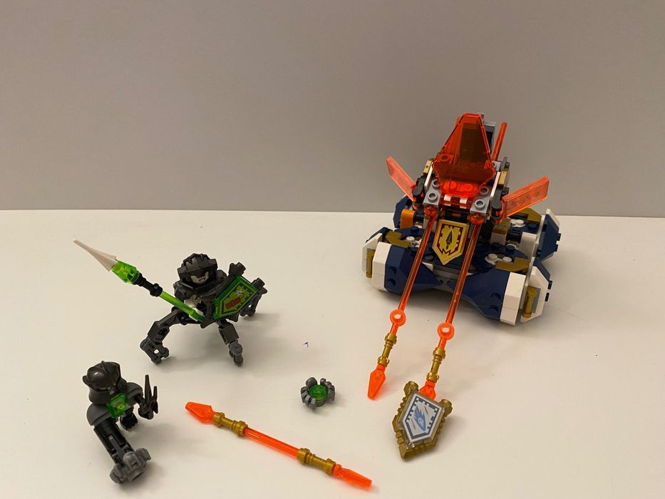 LEGO Nexo Knights 72001  Bojowy poduszkowiec Lance'a