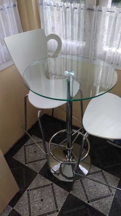 Białe Hokery ze stołem w kształcie filiżanek