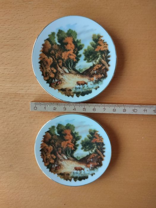Conjunto de pequenos pratos decorativos em porcelana japonesa.