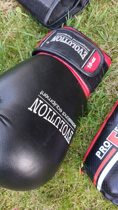 Zestaw ochraniaczy,, sprzętu do kickboxingu / karate, sportów walki
