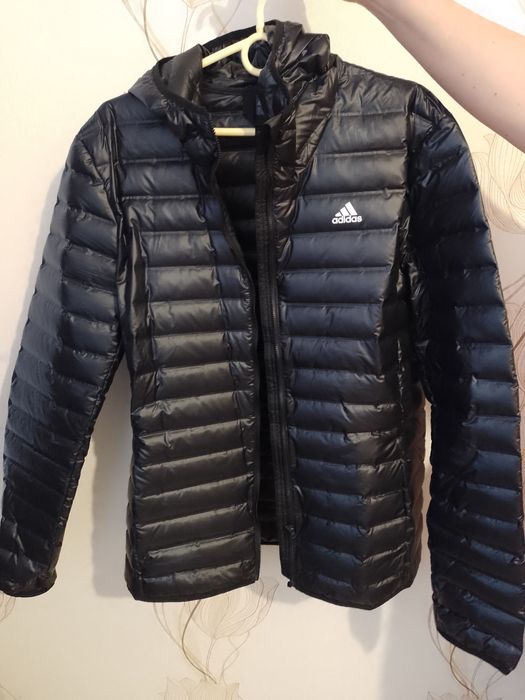 Лёгкая куртка пуховик  мужская Adidas.
