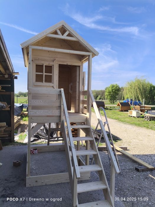 Domek dla dzieci, plac zabaw huśtawki