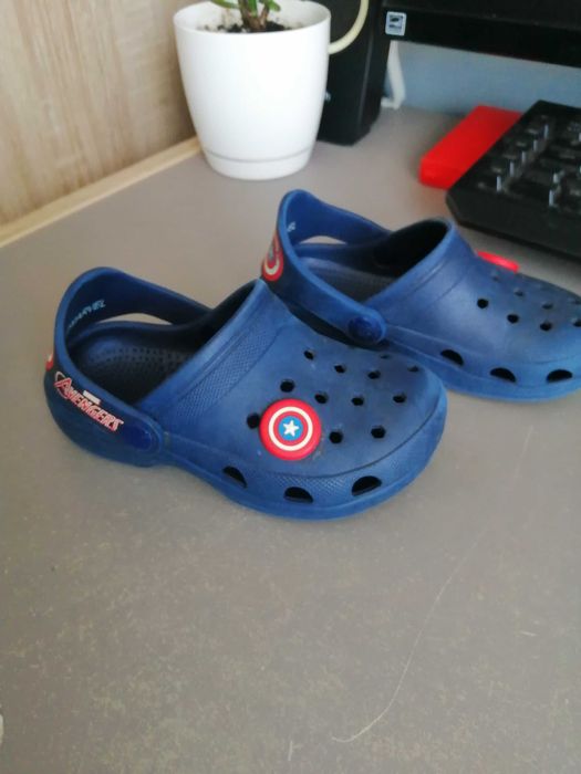 Klapki/kroksy chłopięce r.25