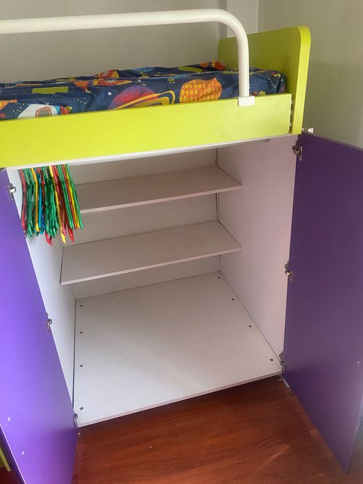 Cama beliche com roupeiro