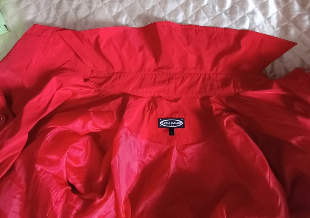 Сочно красный тренч