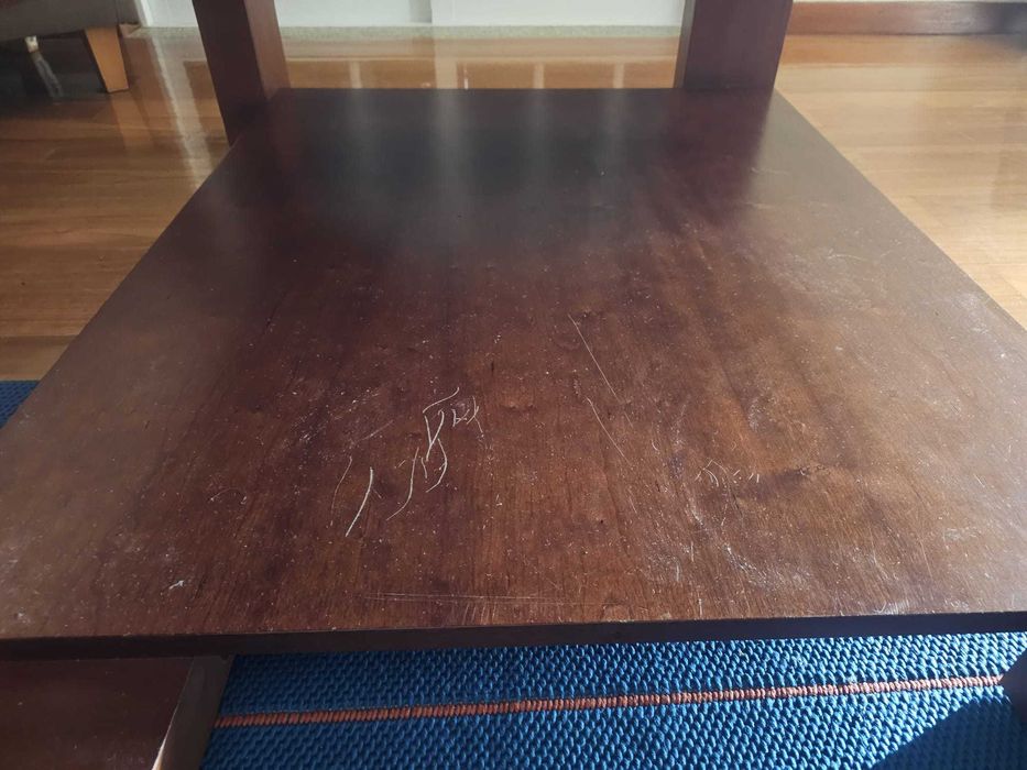 Mesa de centro madeira sólida e vidro