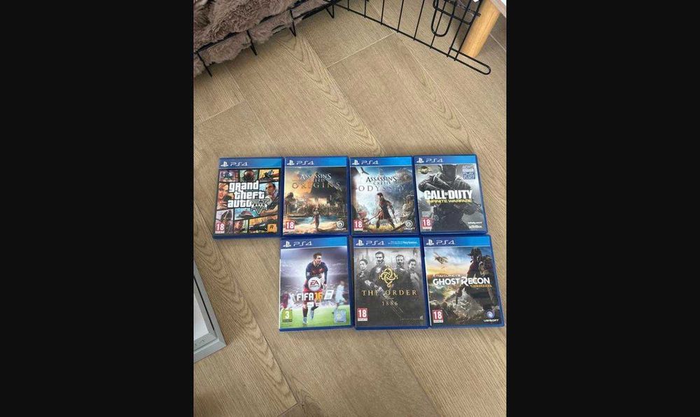 PlayStation 4 Branca com 7 Jogos e 2 Comandos