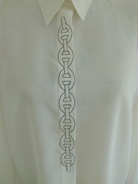 Camisa branca com detalhe