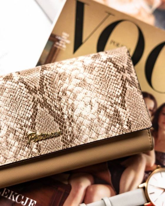 duży portfel damski z wężowym wzorem - peterson