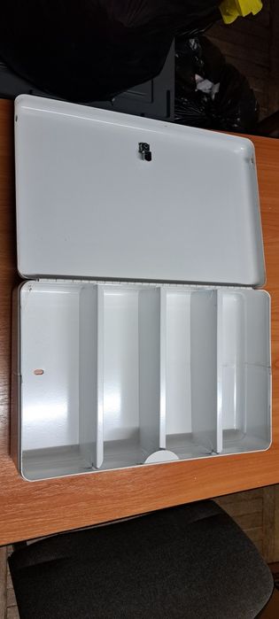 Apteczka metalowa ścienna