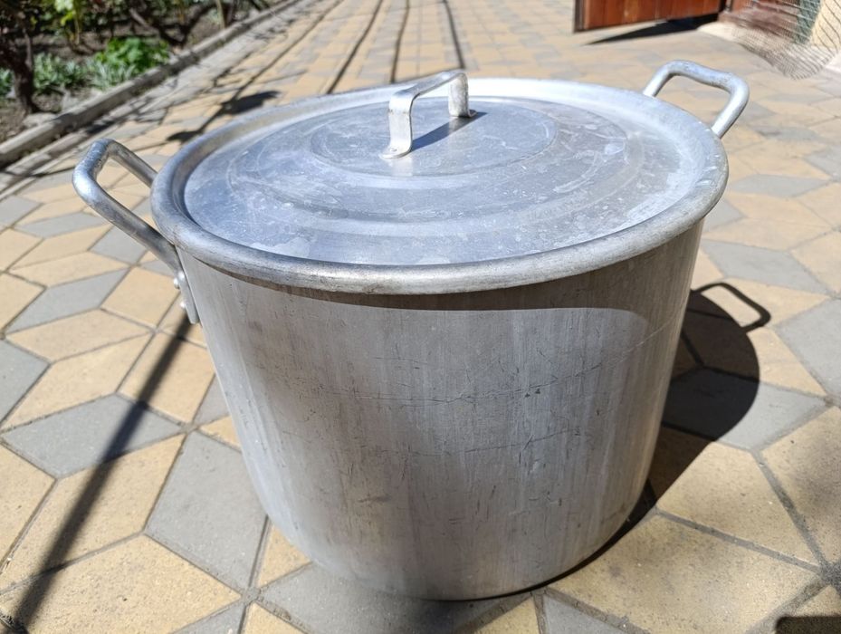 Продам кастрюли разные.у