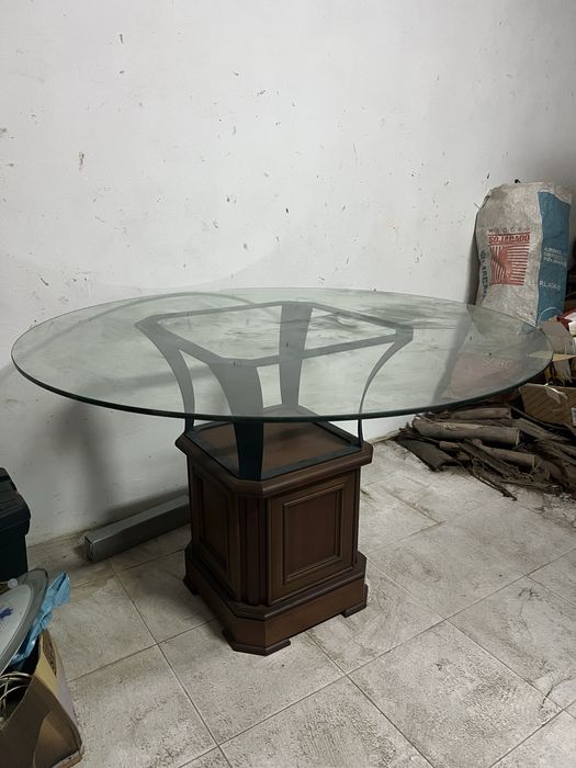 Mesa de vidro com base em madeira maciça