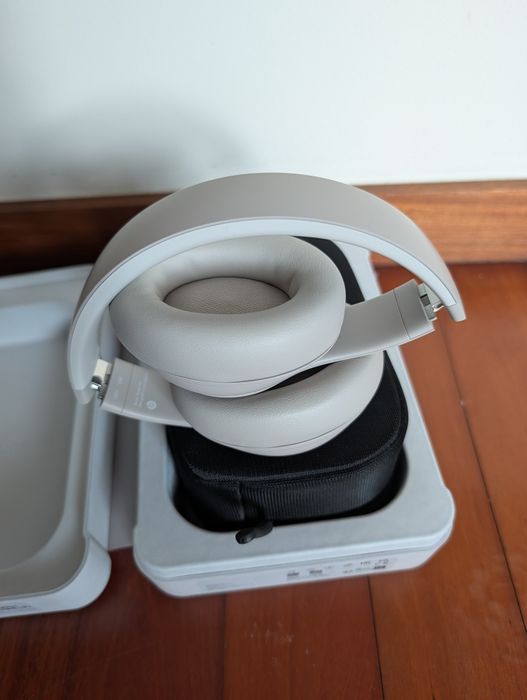 Beats Studio Pro Sandstone / Areia – Como Novos (Na Caixa)