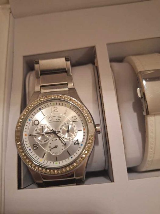 Relógio One box. Com quatro braceletes, três delas nunca usadas.