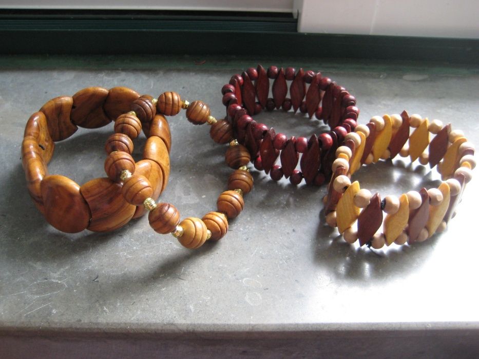 Colar bolas madeira oliveira+ oferta 4 pulseiras(Novo)