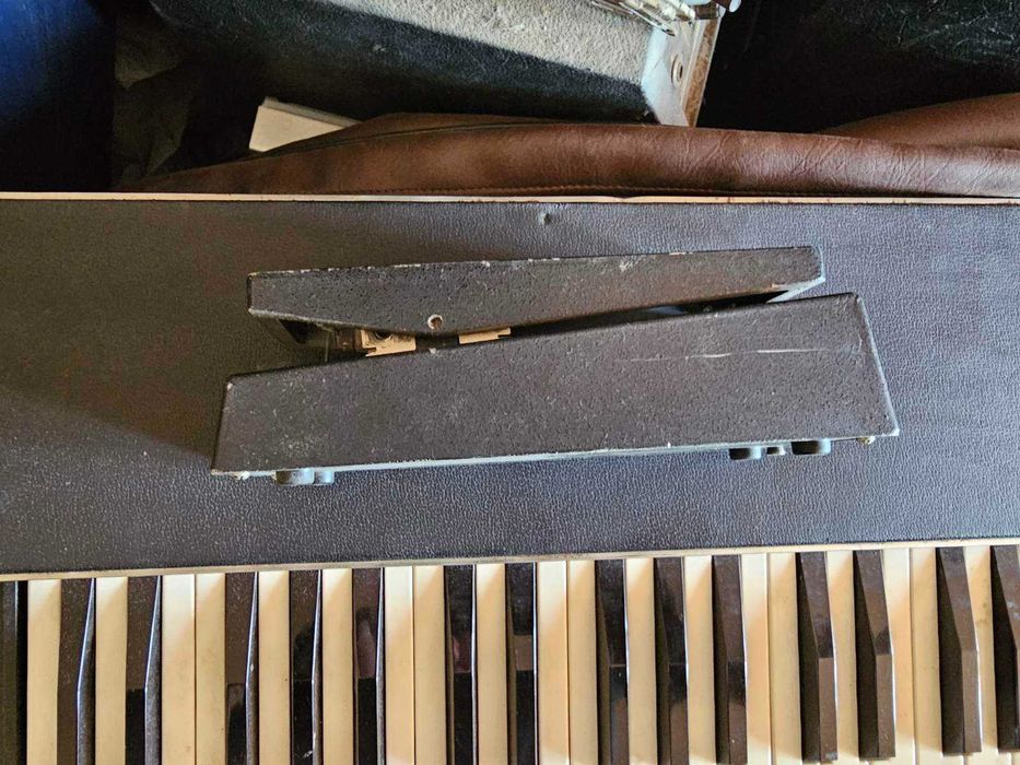 продам синтезатор Лель 22 СССР с педалью