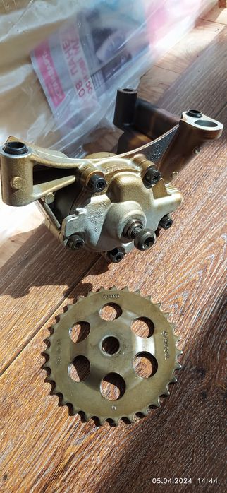 Масляный насос оригинал Skoda A5 1.6 BSE/BSF/BSQ ( VW AUDI )