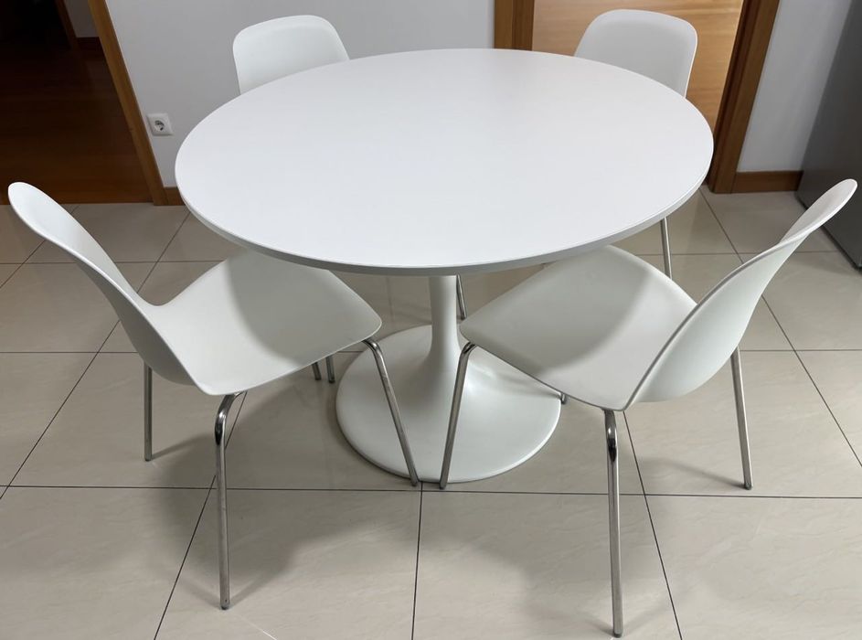 Conjunto Mesa IKEA Docksta + 4 Cadeiras Lidås (Como Novo)