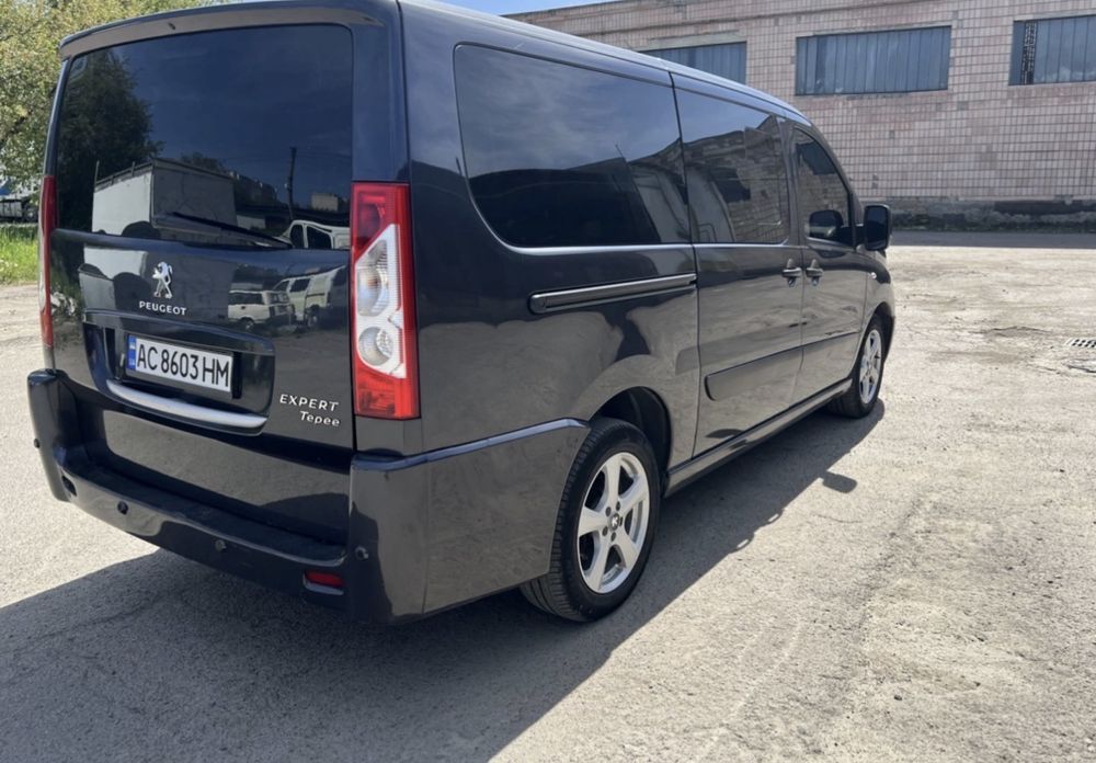 Продам сімейний , справний автомобіль