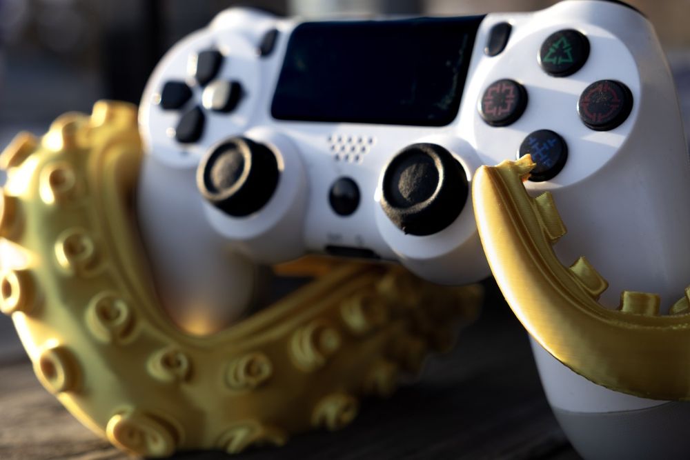 Stojak na pad i pudełko używanej gry  unikatowy od PlayStation do Xbox