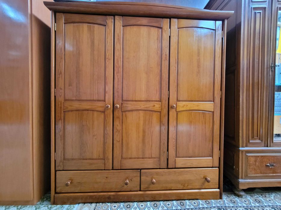 Roupeiro em madeira maciça com três portas e três g