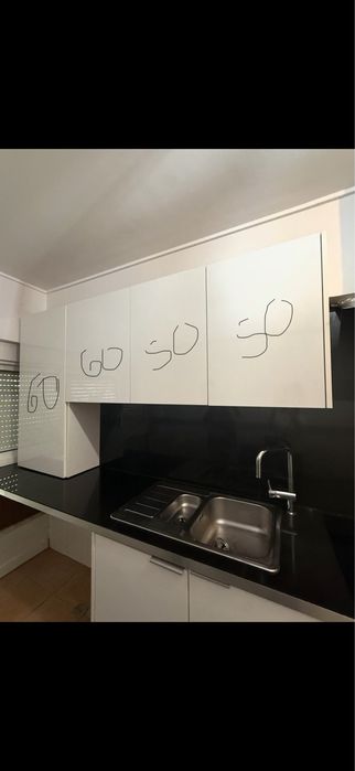 Moveis de cozinha, portas e bancada de pedra preta