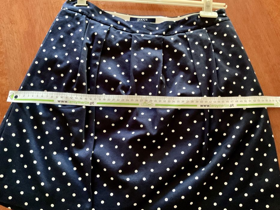 Saia Gant azul às bolinhas brancas