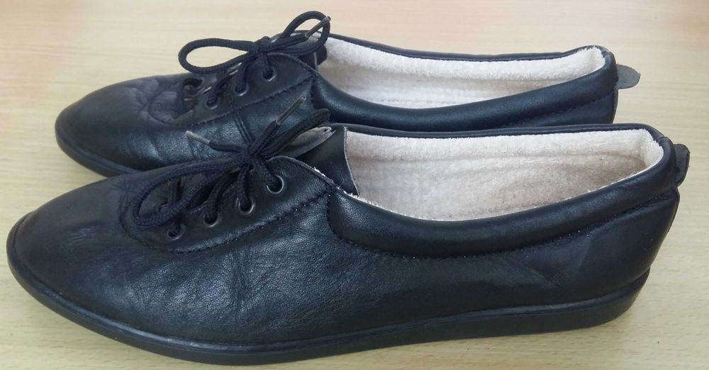 Buty baleriny wiązane czółenka skóra naturalna czarne SOFTIES 38