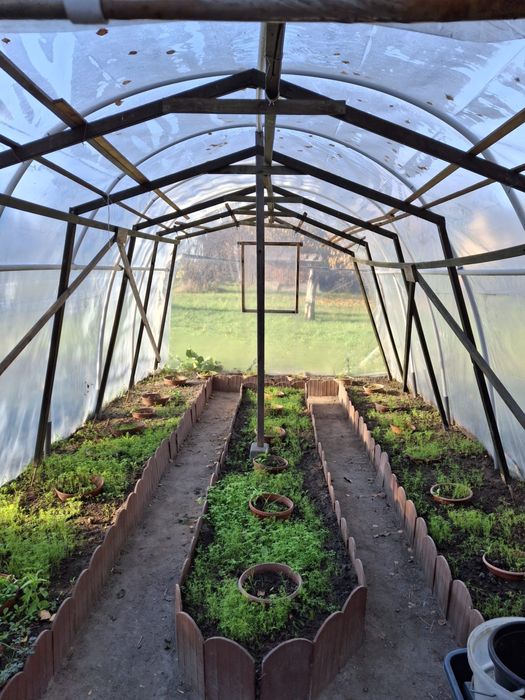 Konstrukcja szklarnii ogrodowej pod folie