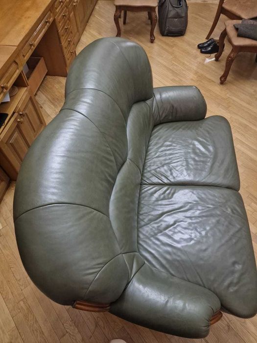 Диван шкіряний 2-місний, зелений, у відмінному стані