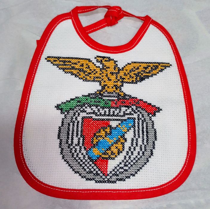 Babete bordado com o símbolo do Benfica ( SLB)