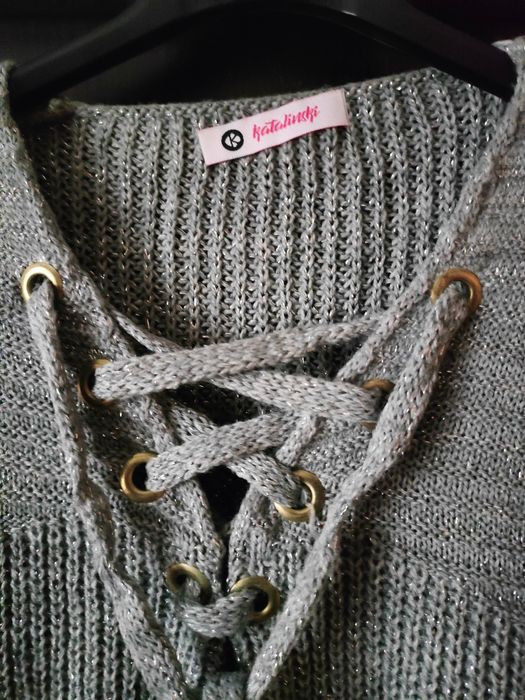 Sprzedam sweter sznurowany.