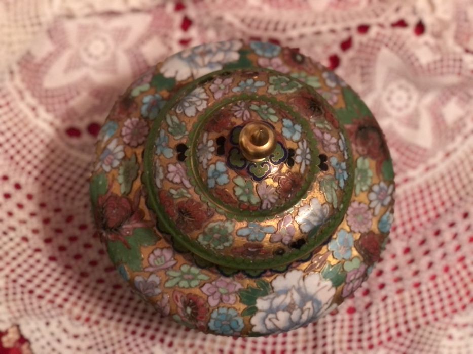 Pote em cloisonne em relevo d’ouro