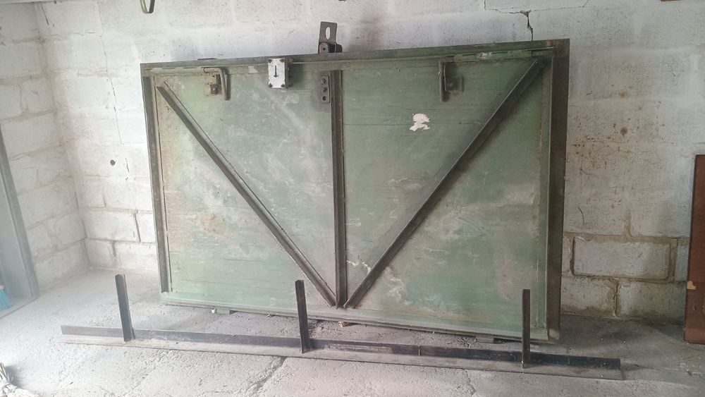 Гаражные  металлические ворота