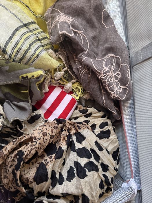 Karton okolo 20 szt apaszek, szalików,chust, kominów