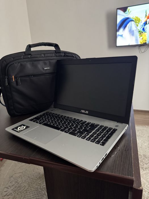 Ноутбук Asus , сумка подарунок пк