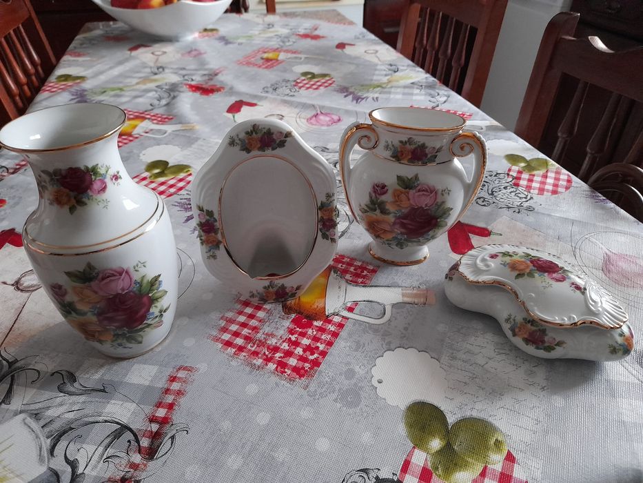 2 jarras,uma moldura  e um guarda jóias em porcelana