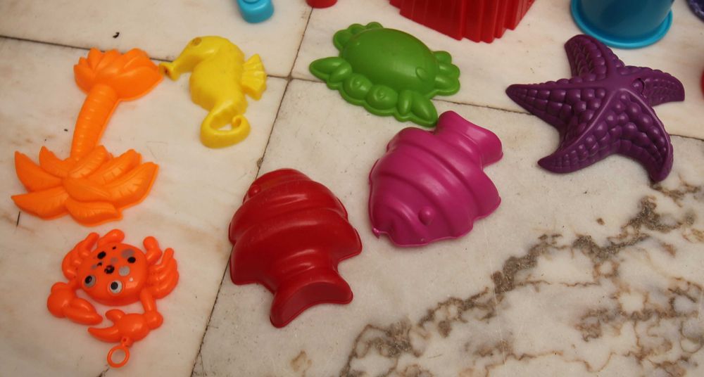 brinquedos praia criança
estão como novos