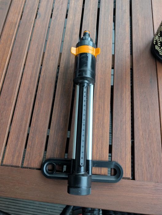Wózek na wąż Hozelock + wąż 38m 1/2" + zraszacz Fiskars Solid M + złączki