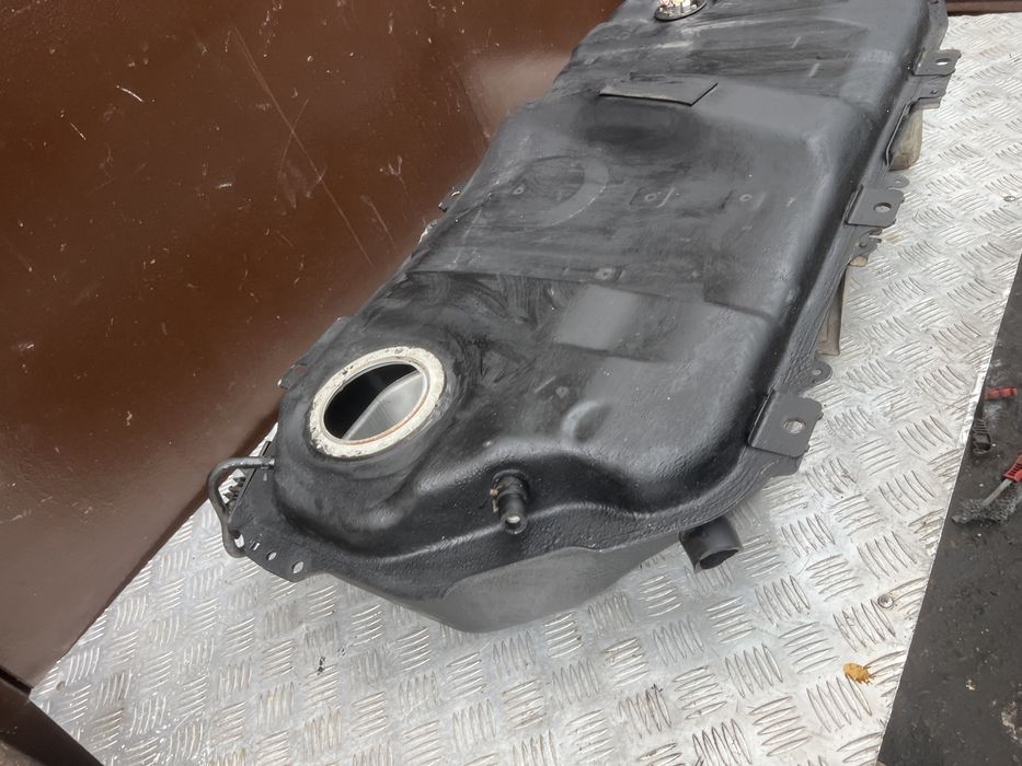 Бак бензобак тойота исис toyota isis platana год 06