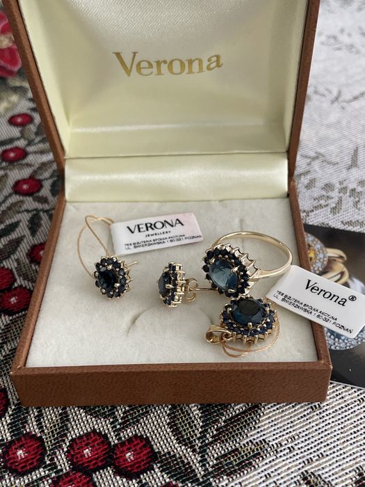 złote kolczyki i pierscionek z szafirami i topazami