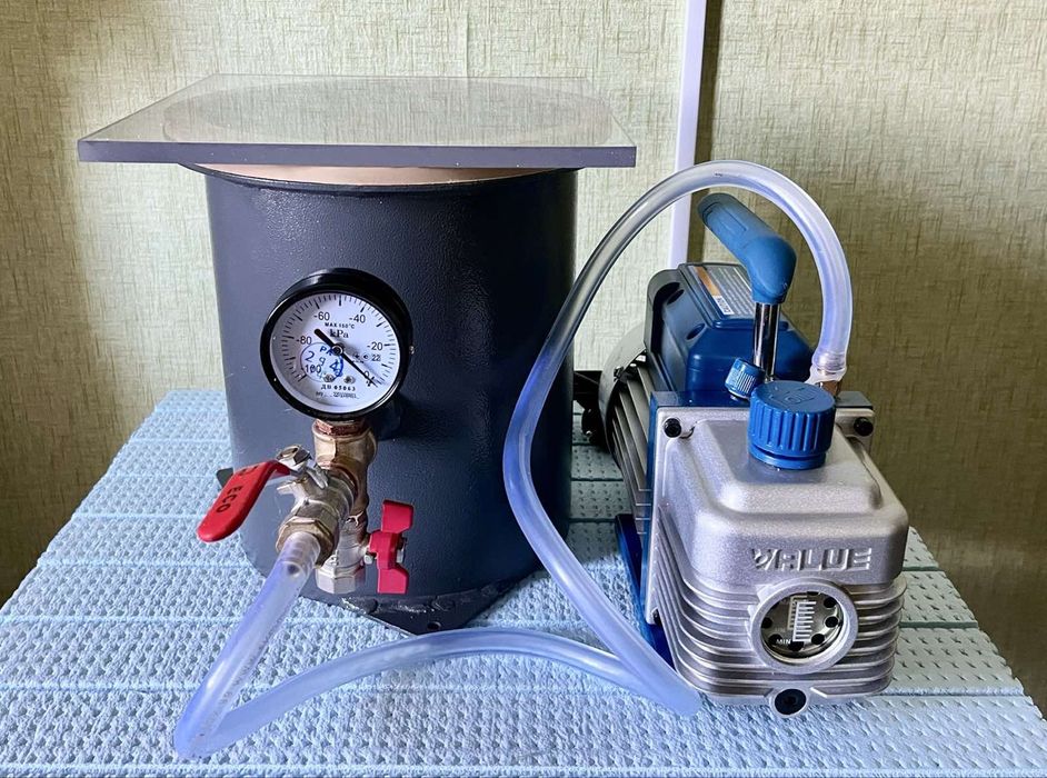 Вакумний насос з камерою