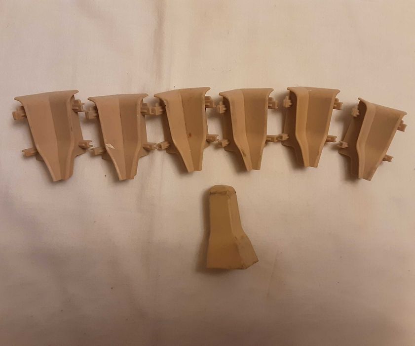 Уголки на пластиковые плинтуса  56 штук  новые