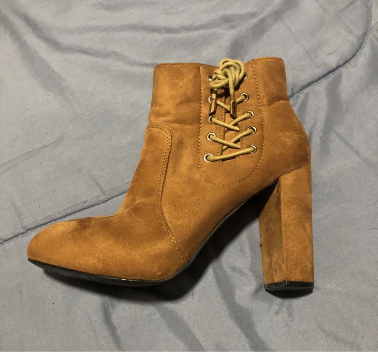 Botas com salto, fecho lateral, usadas