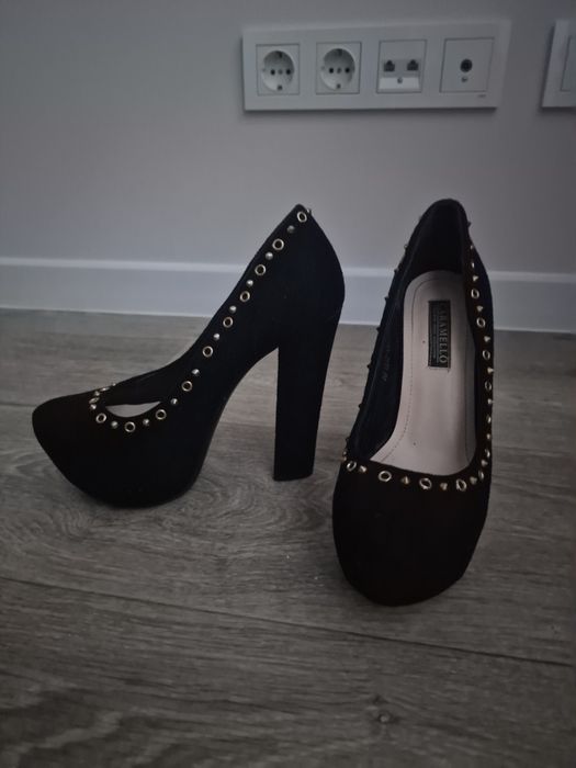 Замшевые туфли на каблуке