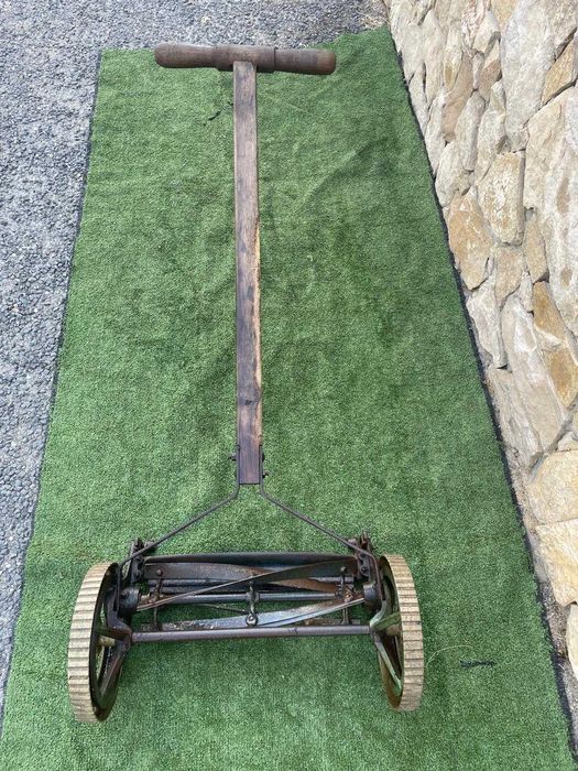 Maquina de cortar relva antiga, manual, operacional