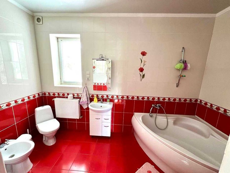 Продам хороший дом для большой дружной семьи  метро Киевская