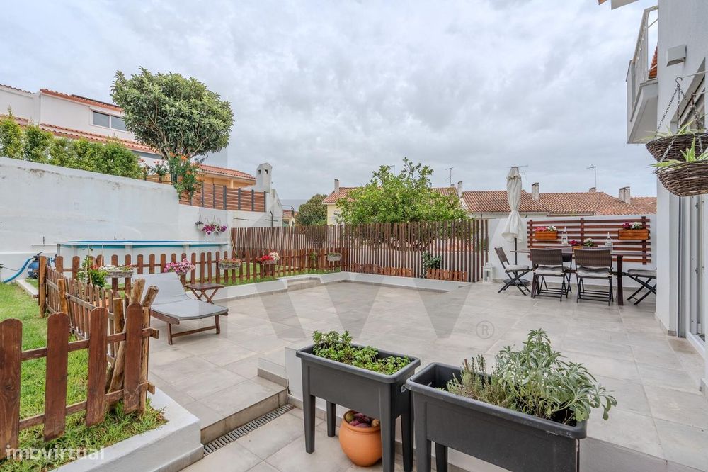 Moradia T3 Remodelada com Jardim, Terraço e Garagem em São Domingos de